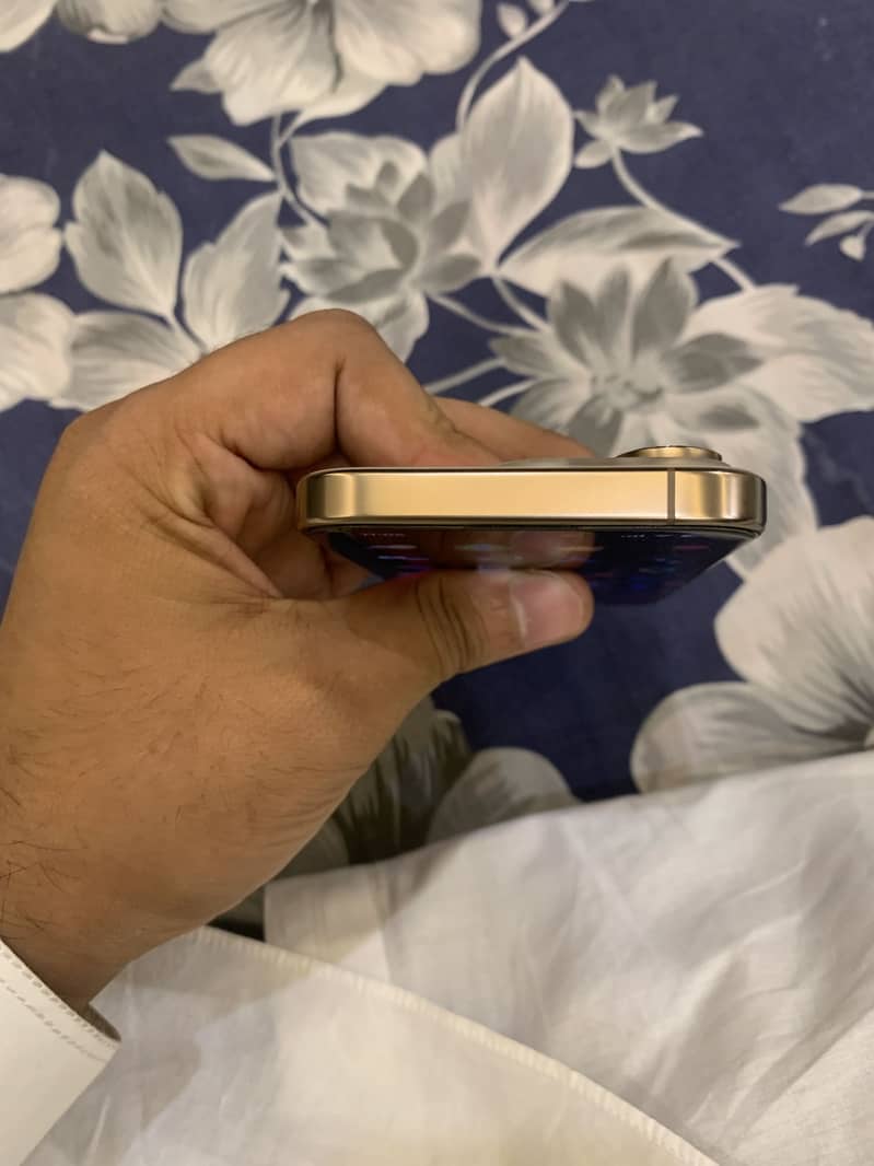 Apple iPhone 16 Pro 4