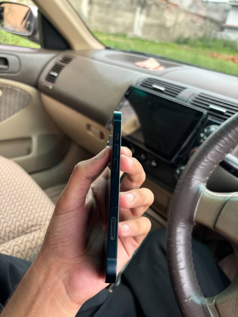 Apple iPhone 13 4