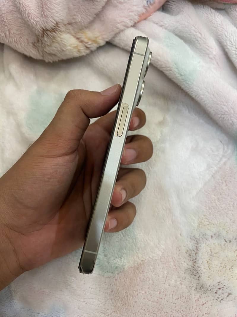 Apple iPhone 15 Pro 4