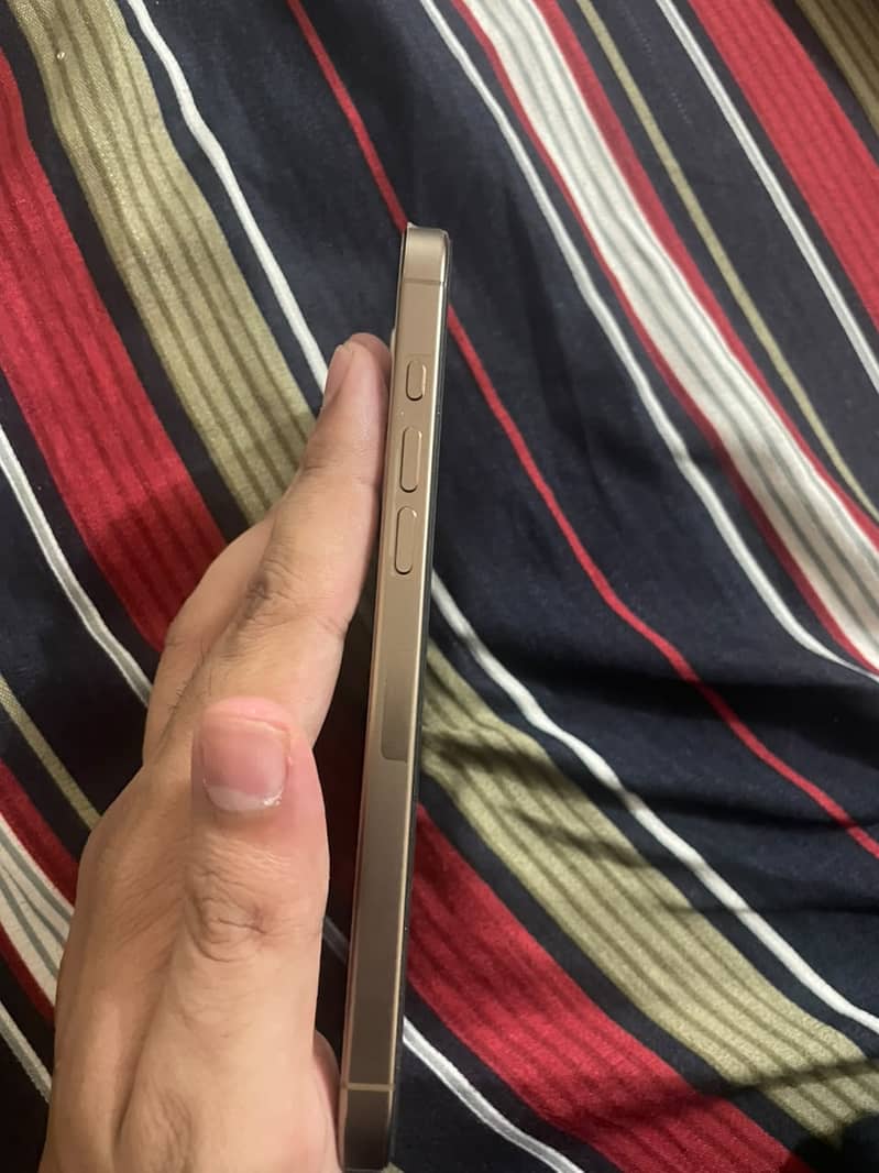 Apple iPhone 16 Pro Max 4