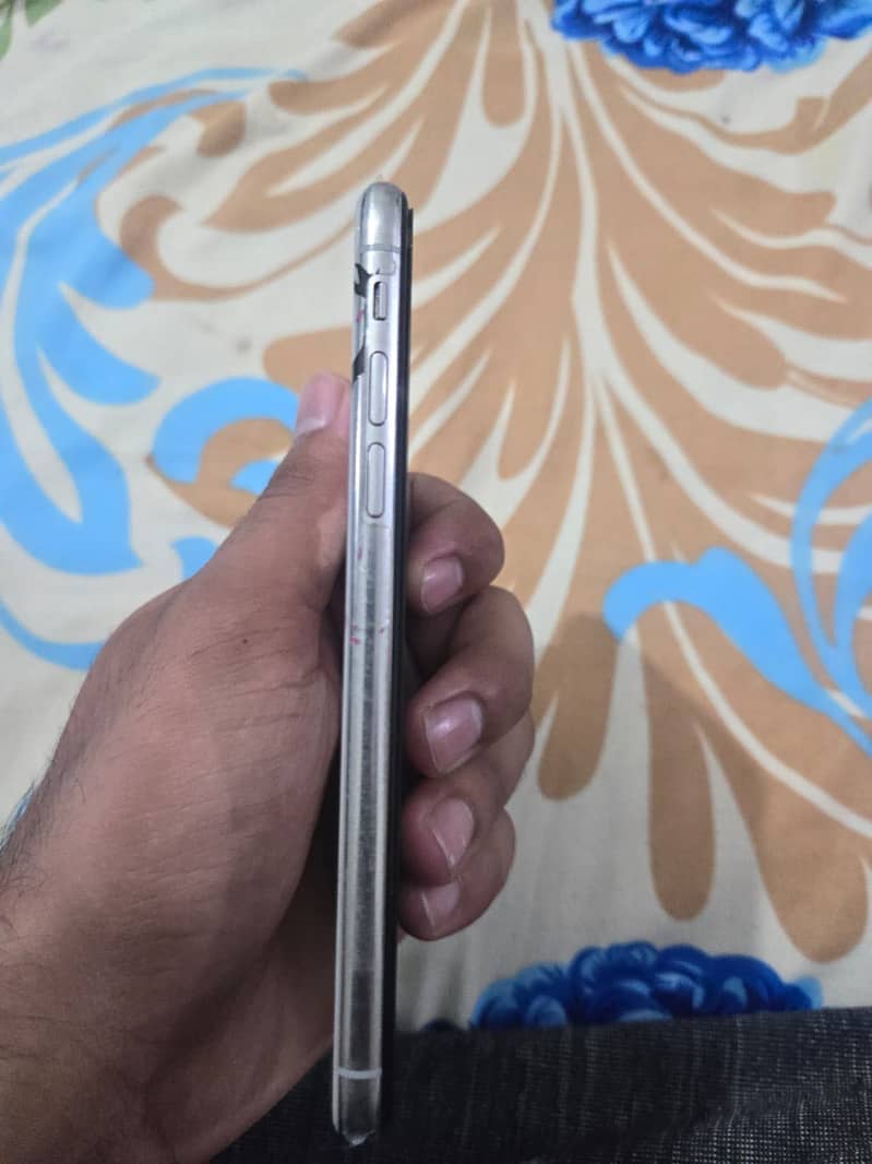 Apple iPhone X 4