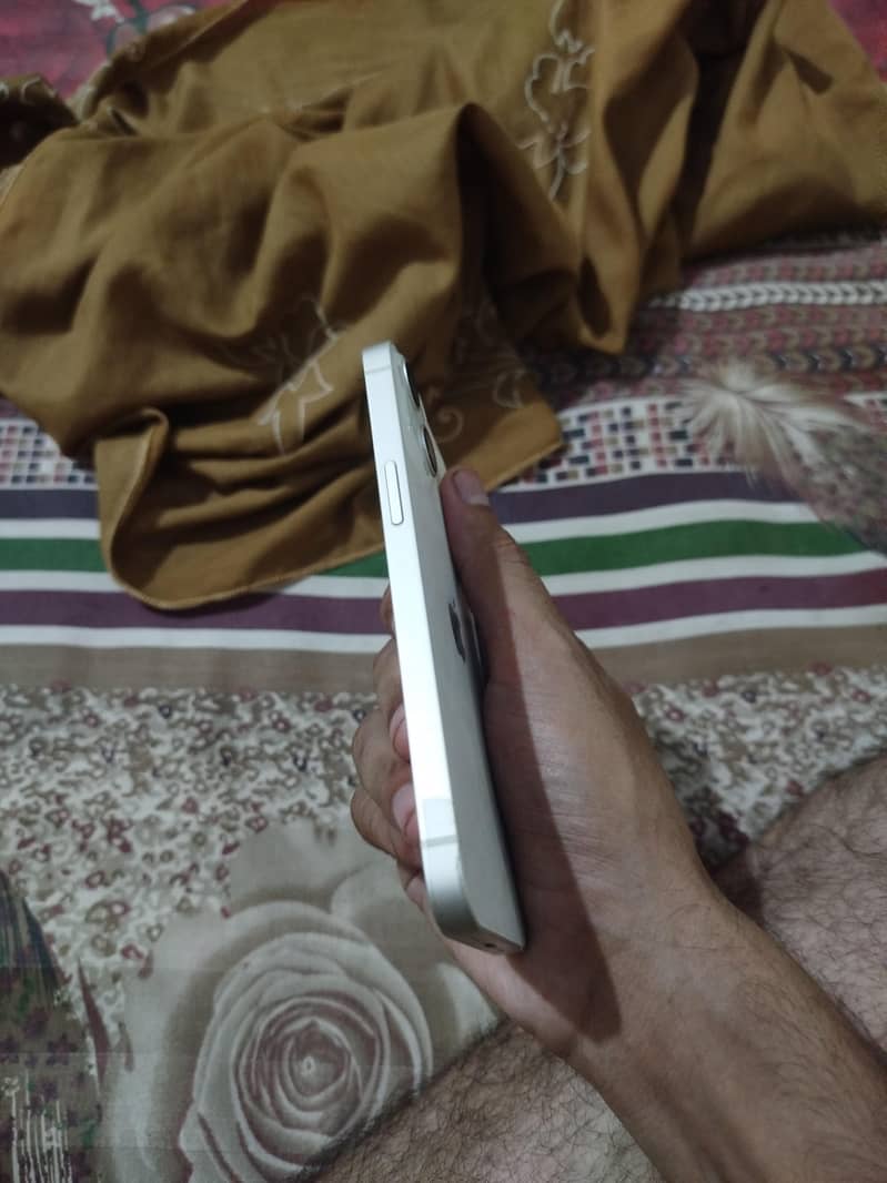 Apple iPhone 13 4