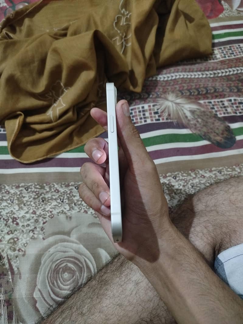 Apple iPhone 13 5
