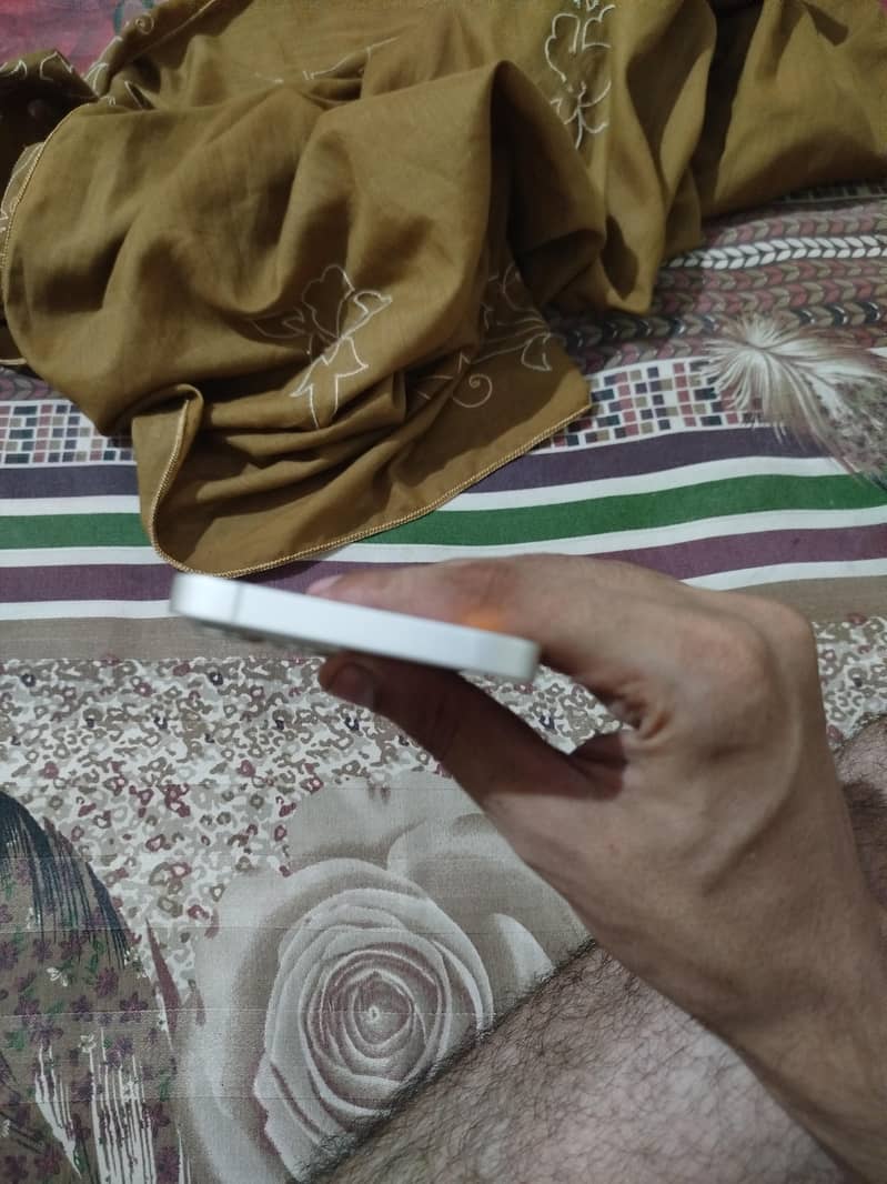 Apple iPhone 13 6