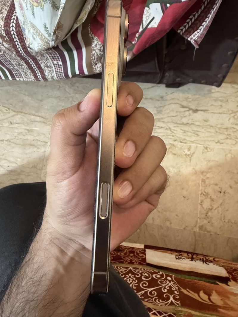 Apple iPhone 16 Pro Max 5