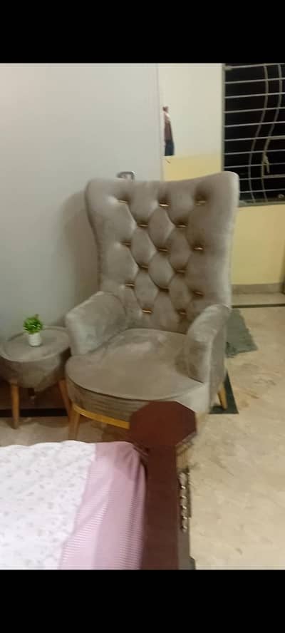 10/10 good condition chairs and table