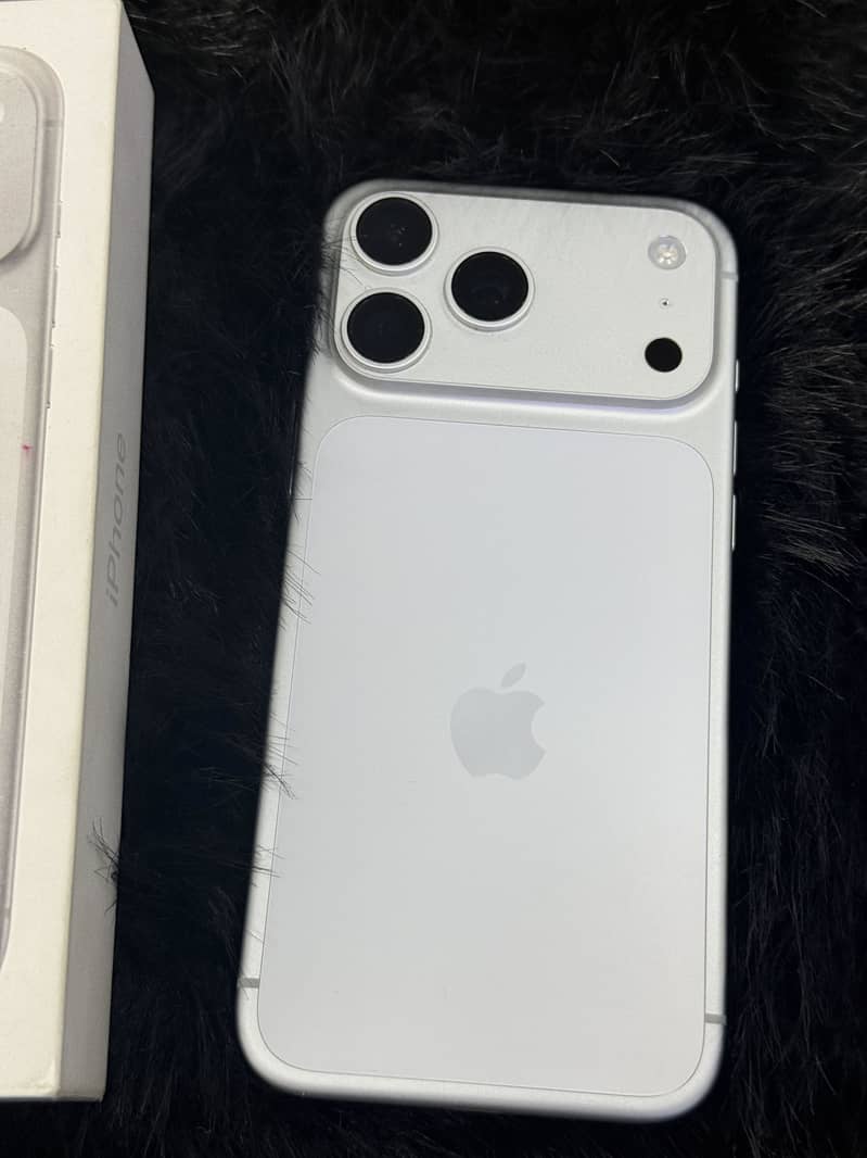 Apple iPhone 17 Pro Max 1