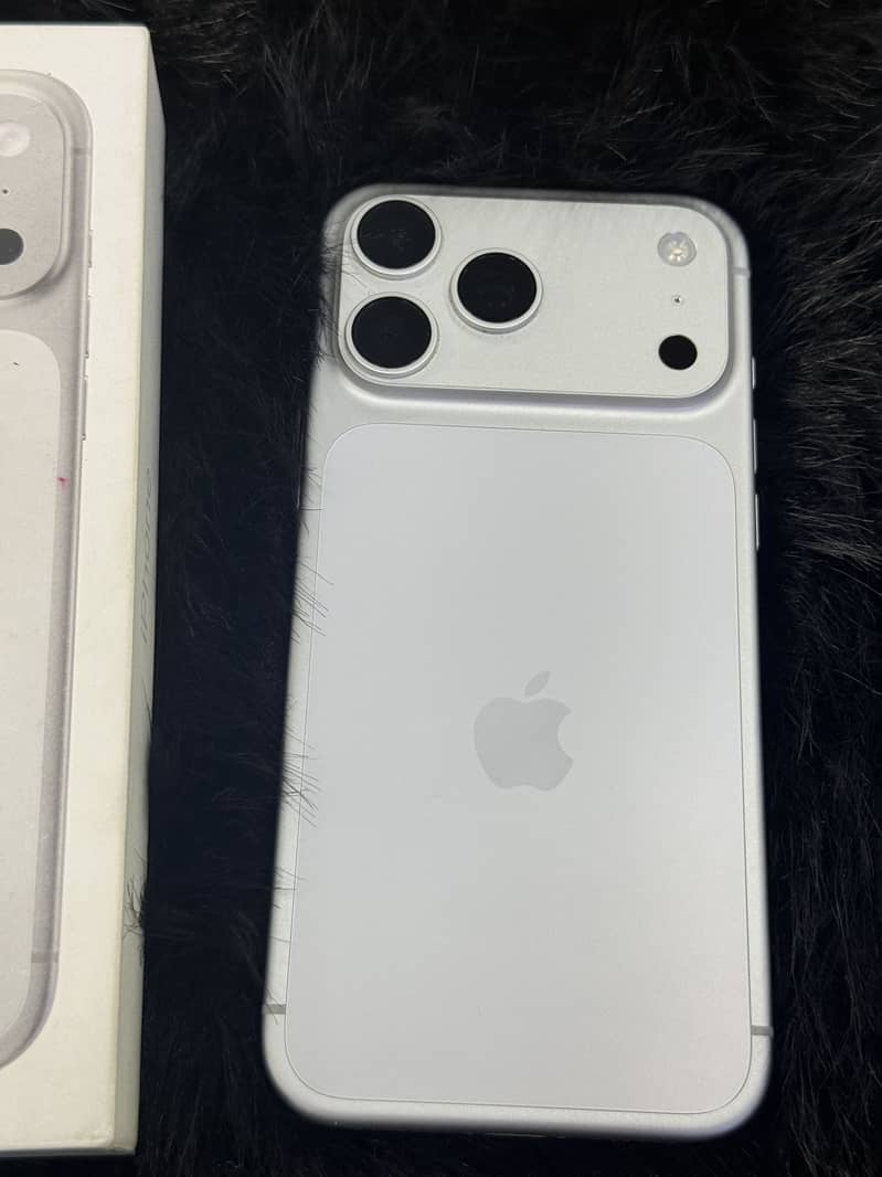 Apple iPhone 17 Pro Max 3