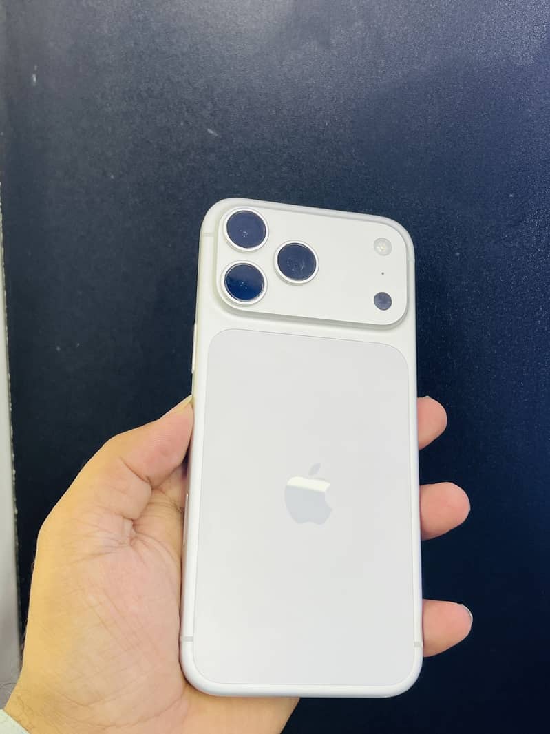 Apple iPhone 17 Pro Max 4