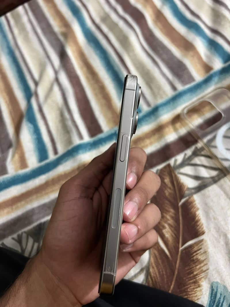 Apple iPhone 15 Pro 3
