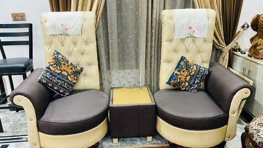dewan with 2 coffee chairs