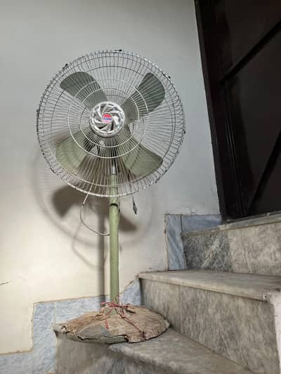 I am selling used pedestal fan in very good condition