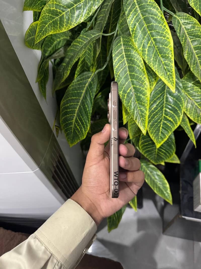 Apple iPhone 16 Pro 1