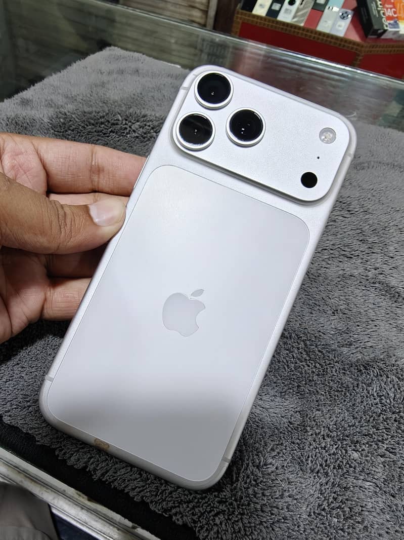 Apple iPhone 17 Pro Max 1