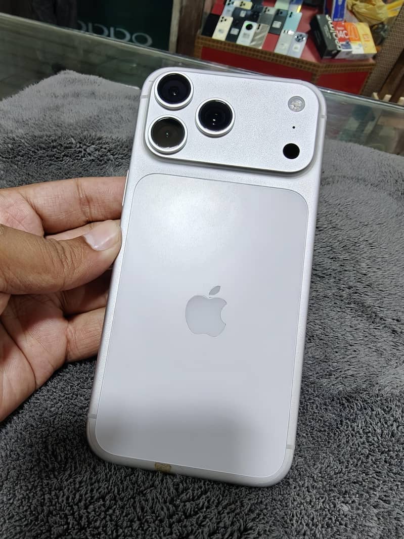 Apple iPhone 17 Pro Max 2