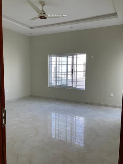 350 SQ YD CORNER WEST OPEN WITH PARK ON SALE: OWNERS GROUP