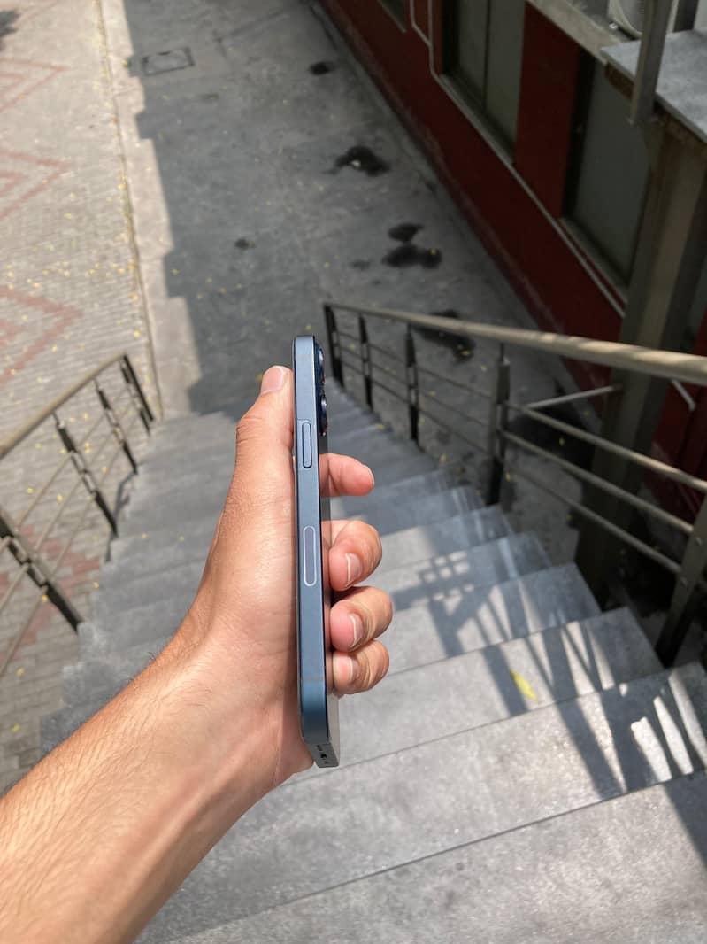 iPhone 13 4