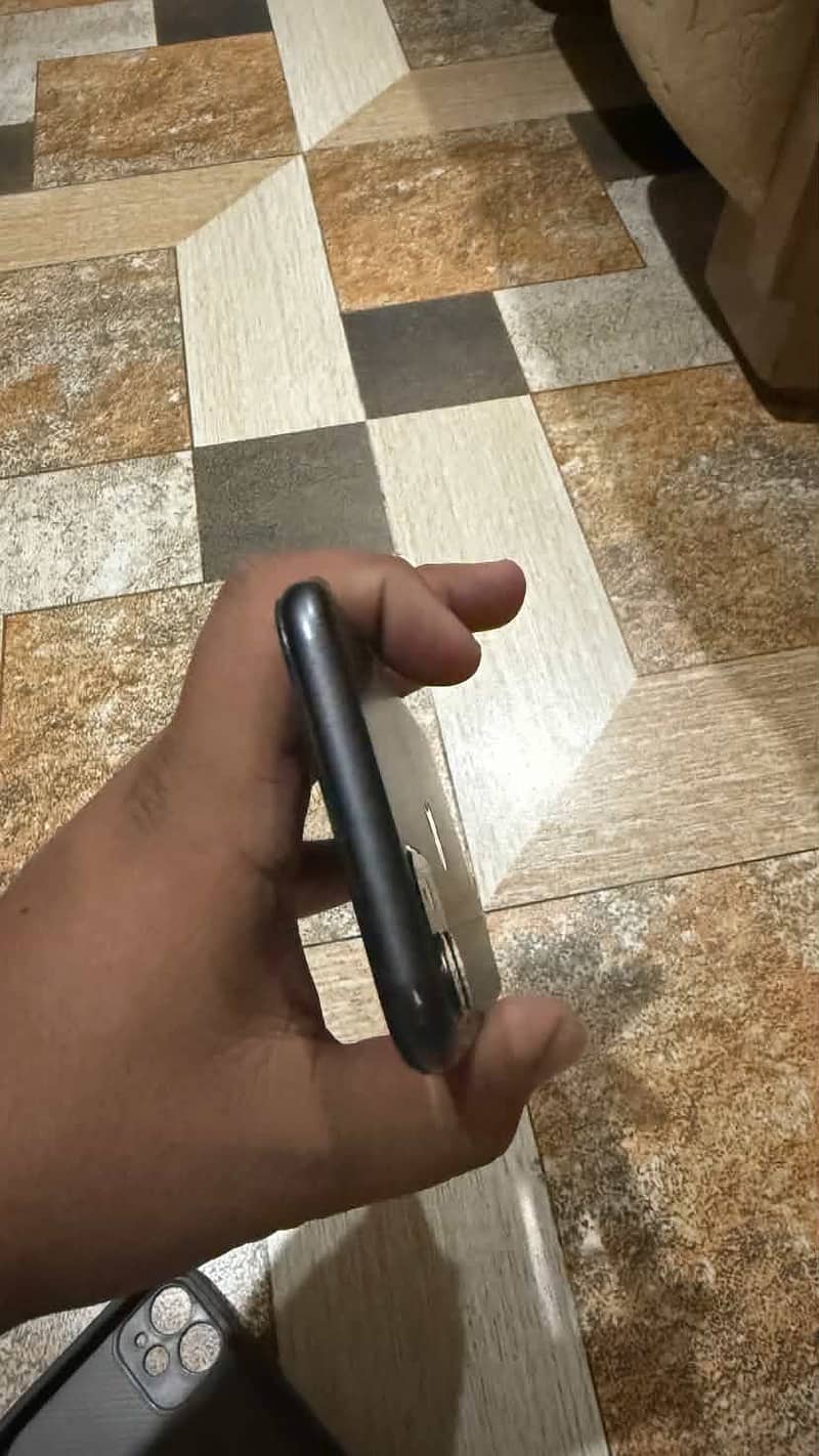 Apple iPhone 11 4