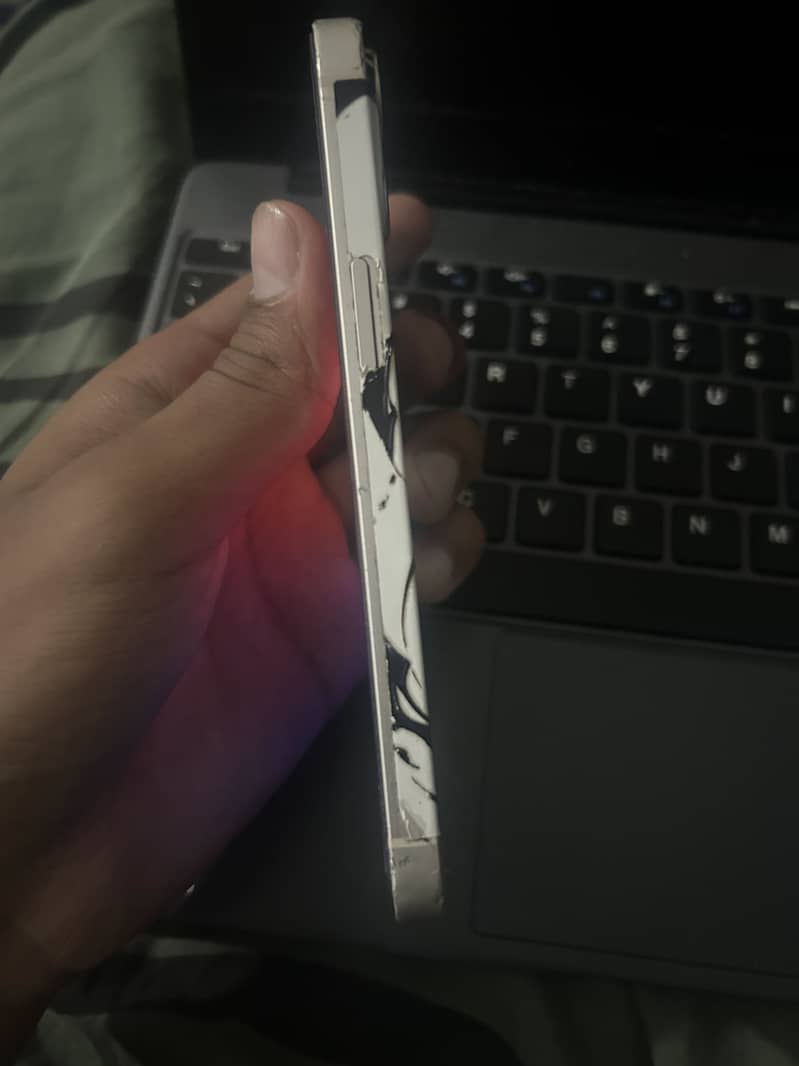 Apple iPhone 13 4