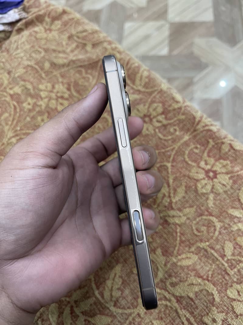 Apple iPhone 16 Pro Max 0