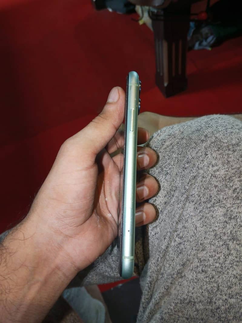 Apple iPhone 11 4