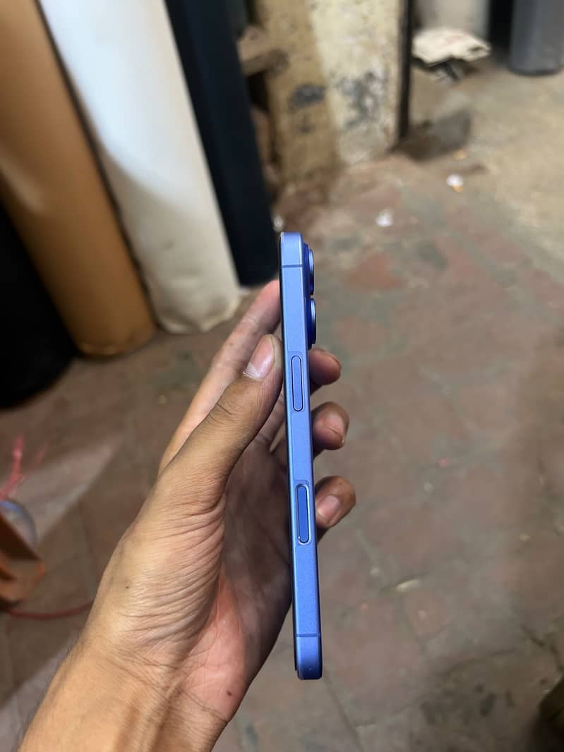 Apple iPhone 16 5