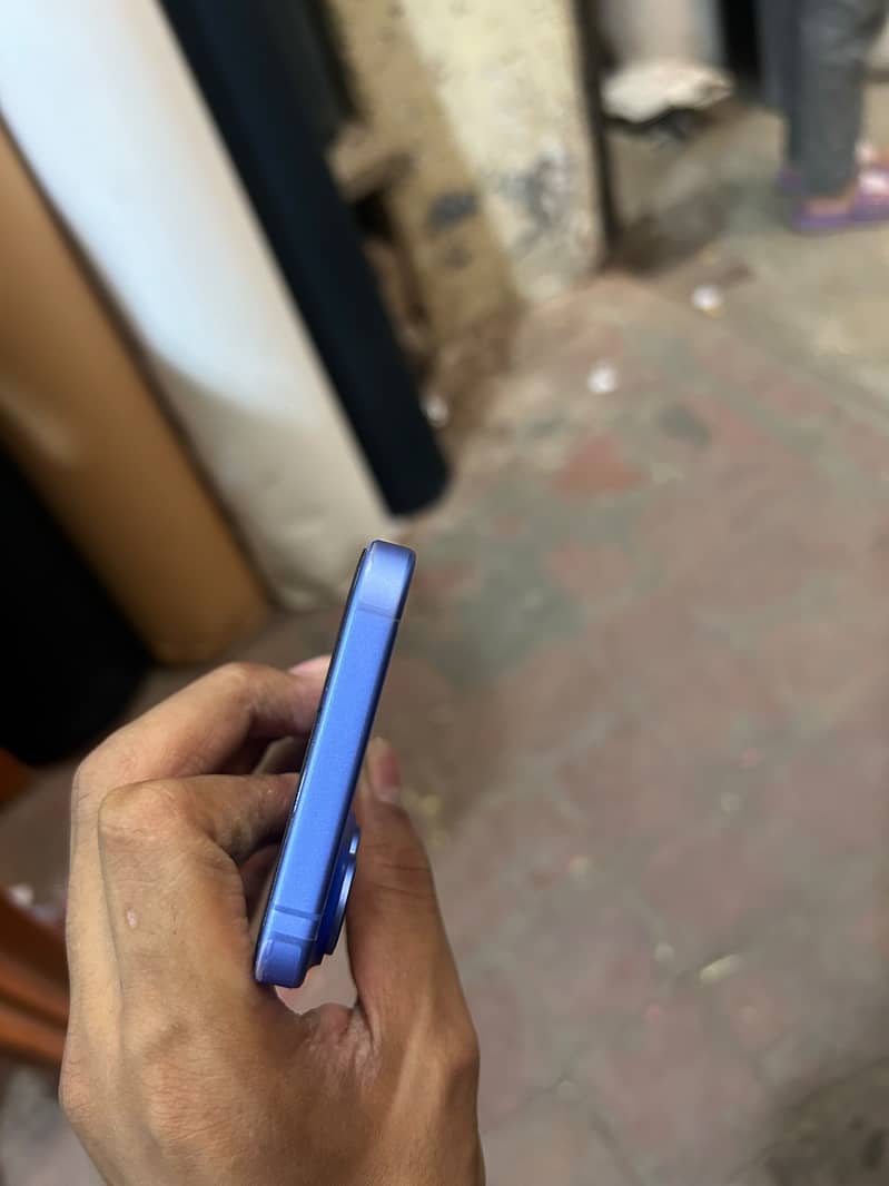 Apple iPhone 16 8