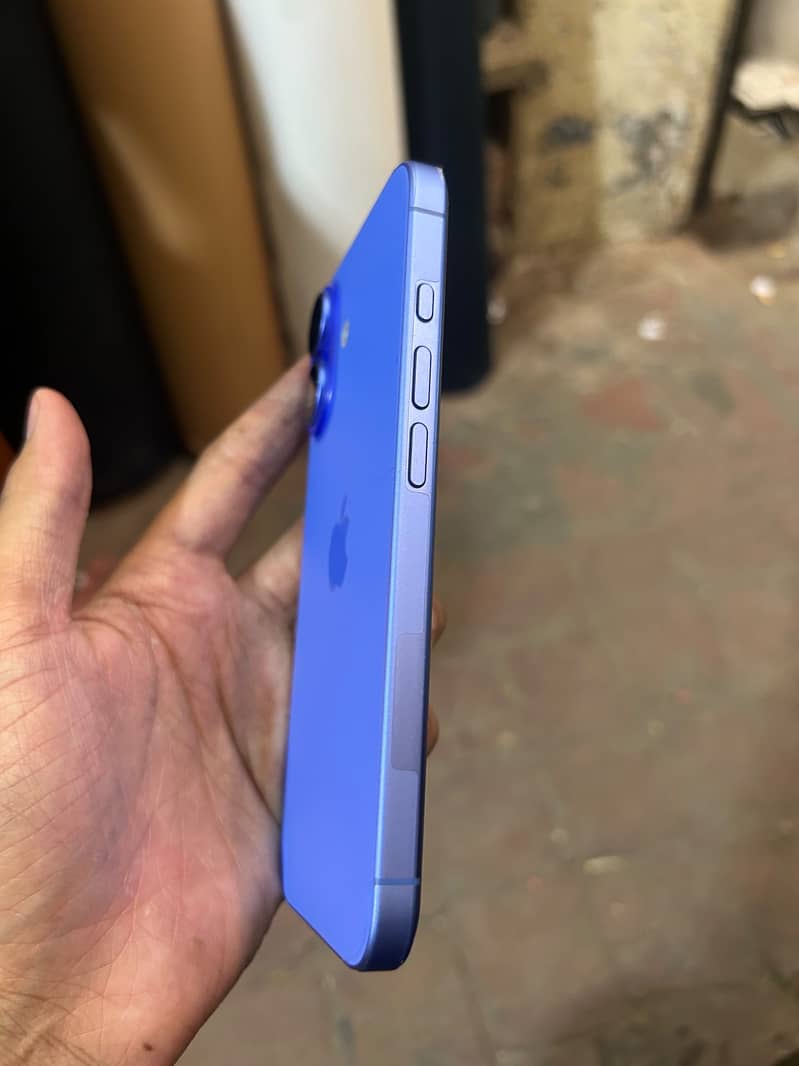 Apple iPhone 16 11