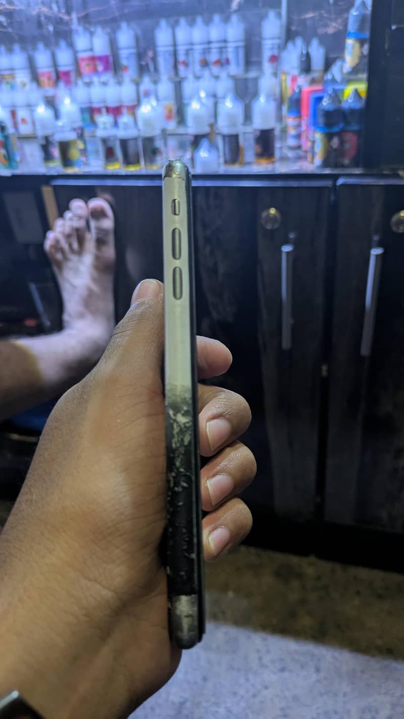 Apple iPhone 11 4