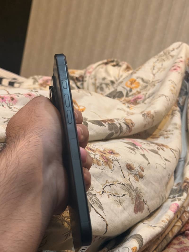 Apple iPhone 16 Pro Max 1