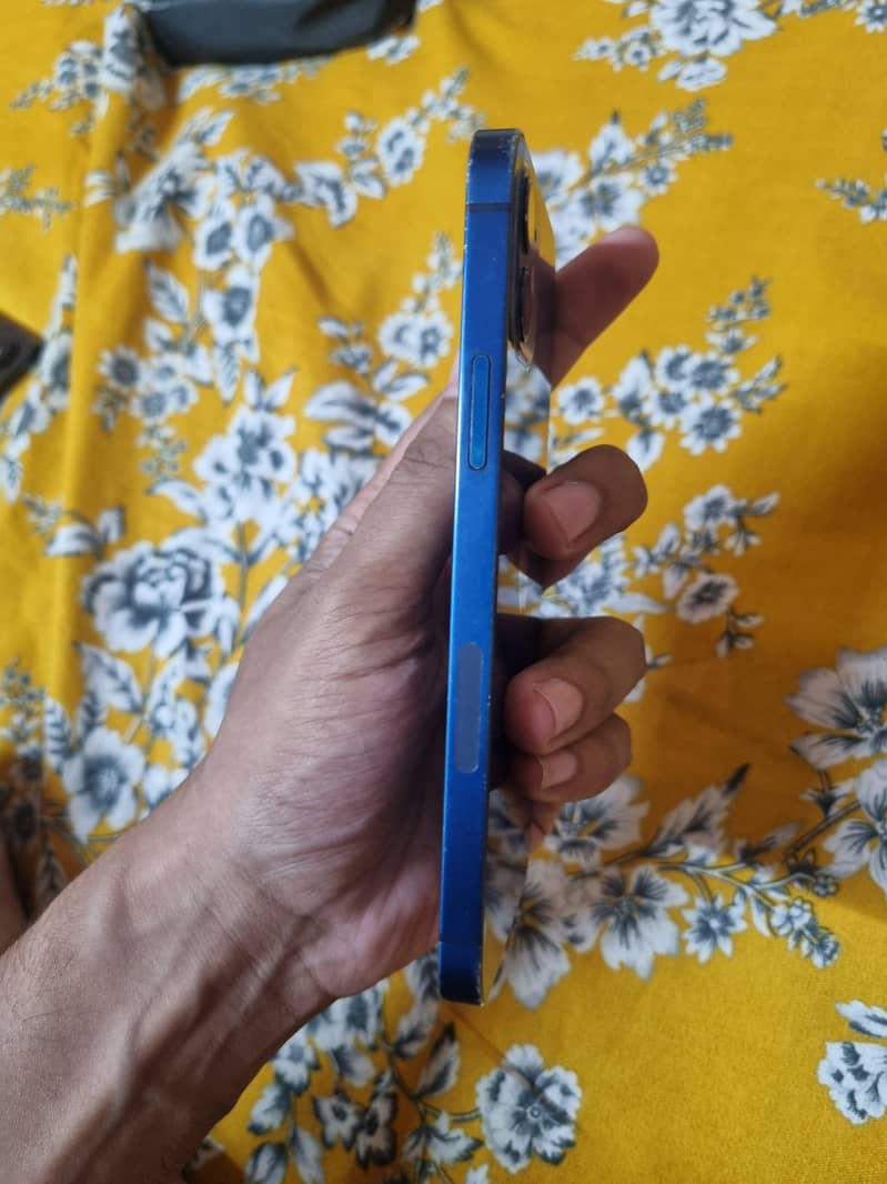Apple iPhone 12 4