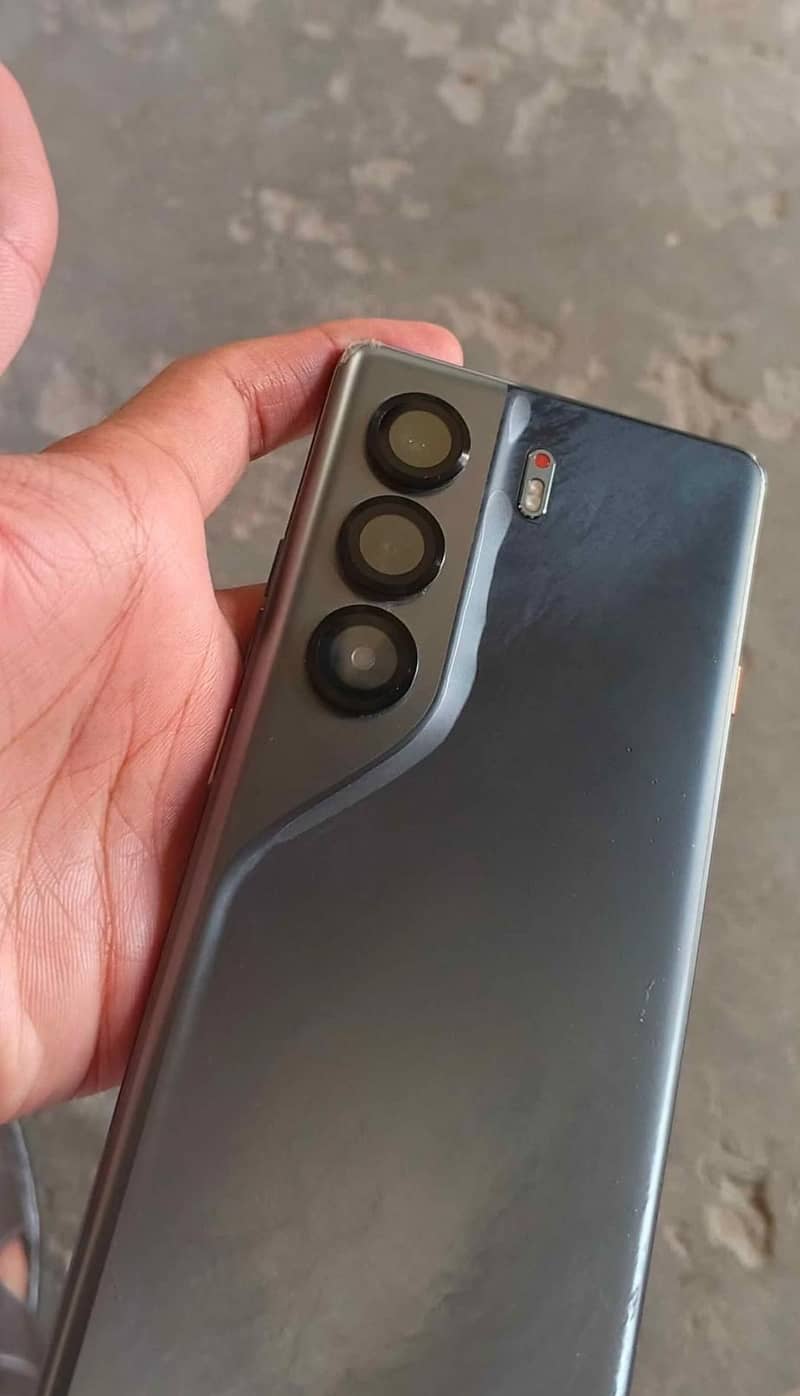 Tecno CAMON 40 Pro 4