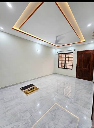 10 Marla Tile Flooring Upper Portion With Servant Quarter - Gas Electric Boring Parking G-13/2
