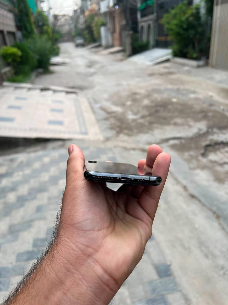 Apple iPhone XS 4