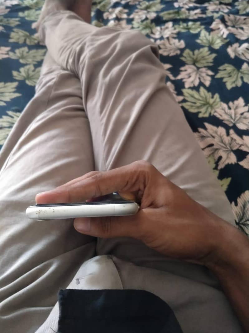 Apple iPhone 11 4