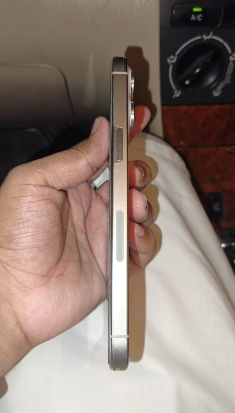 Apple iPhone 15 Pro Max 4