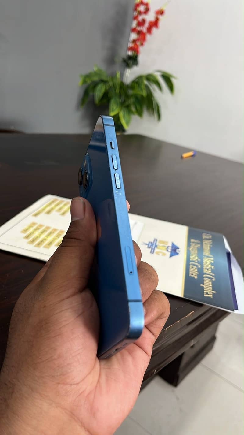 Apple iPhone 13 2
