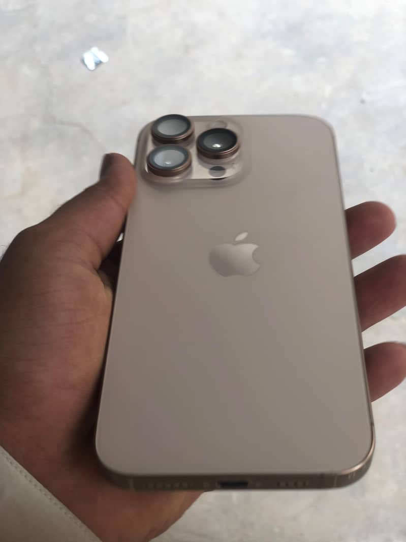 Apple iPhone 16 Pro Max 4