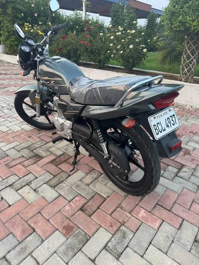 YBZ 125 DX only 3800 KM's driven All punjab numbar brend new bike