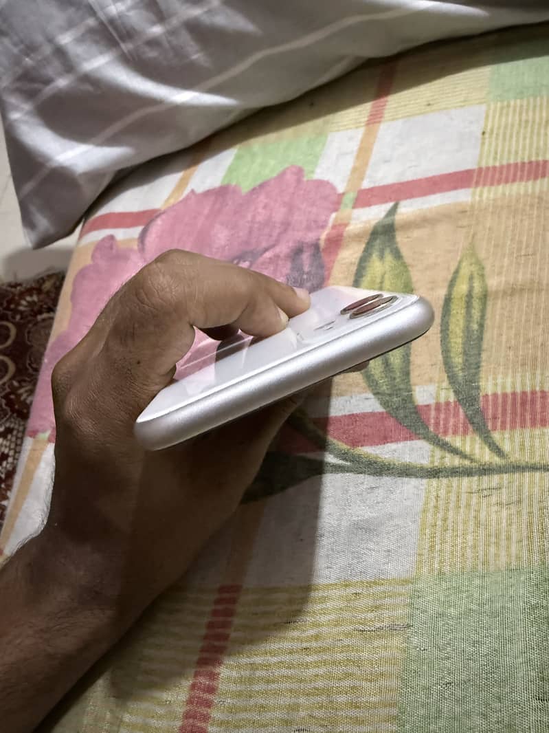 Apple iPhone 11 3
