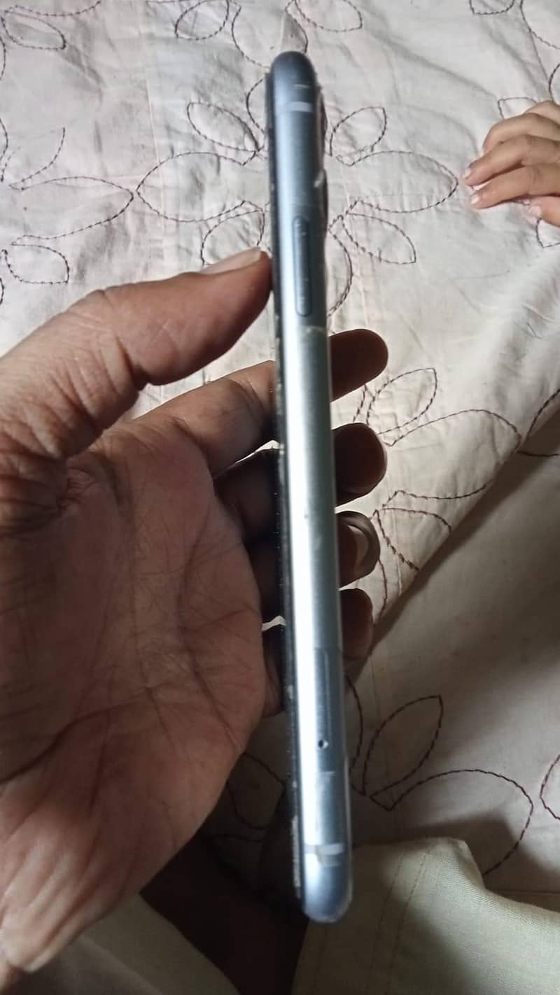 Apple iPhone 11 4