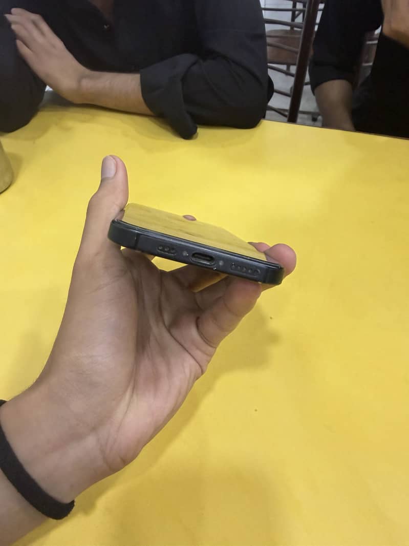 Apple iPhone 16 2