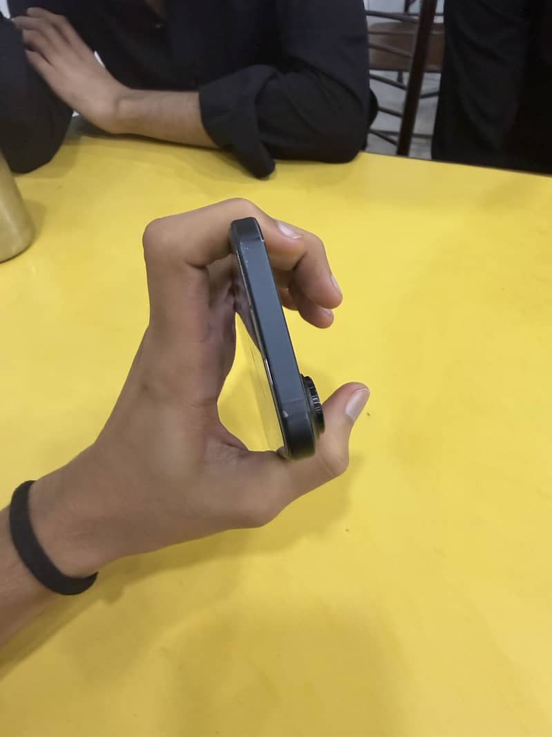 Apple iPhone 16 4