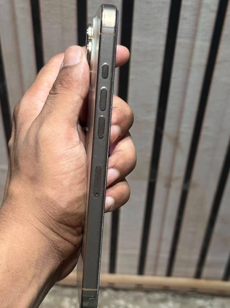 Apple iPhone 16 Pro Max 2
