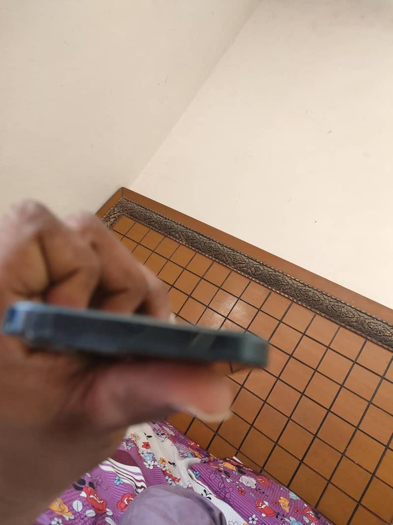 Apple iPhone 12 4