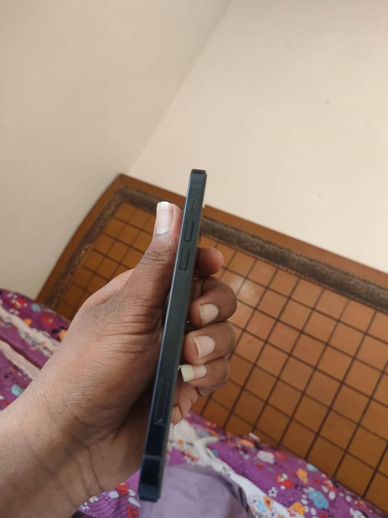 Apple iPhone 12 6