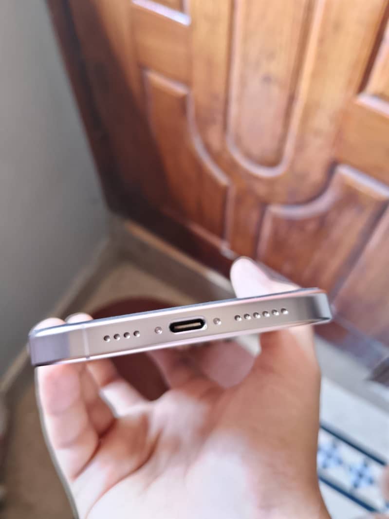 • IPHONE 16 PRO MAX 1