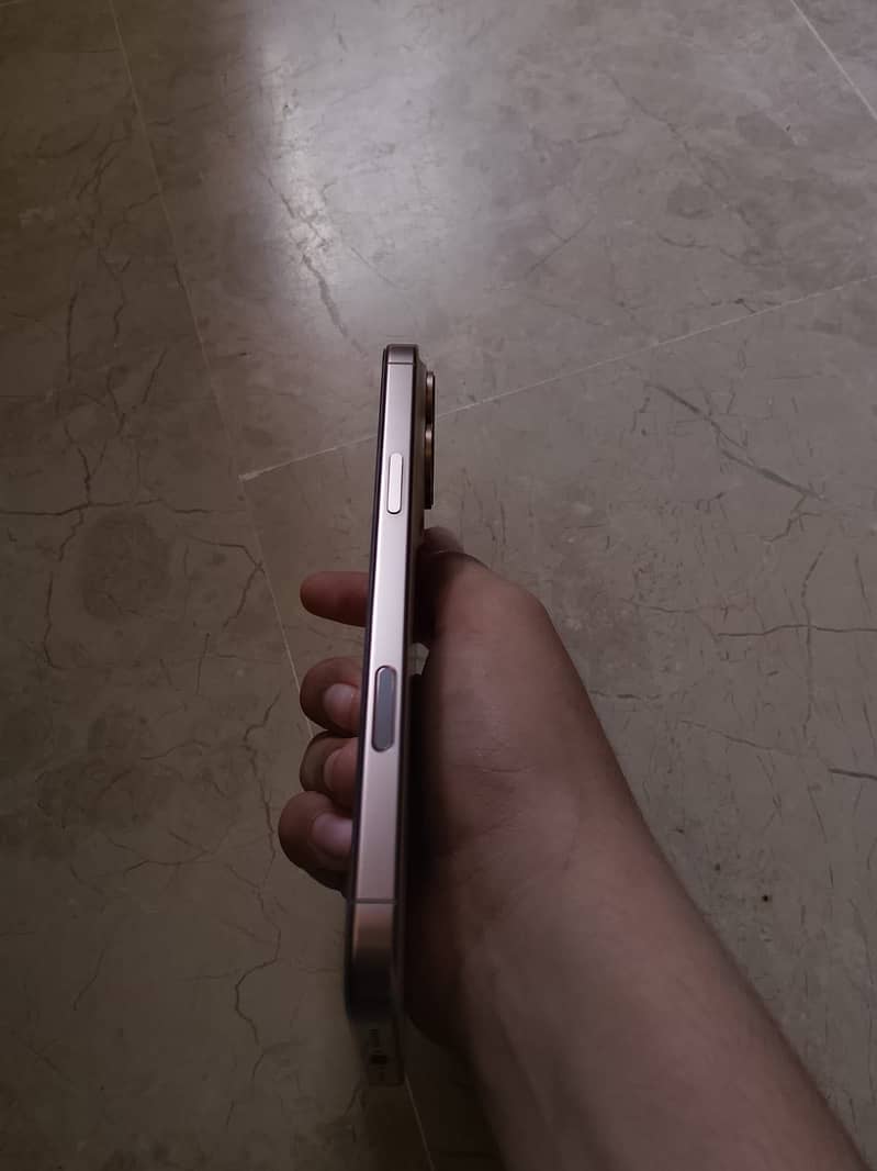 • IPHONE 16 PRO MAX 4