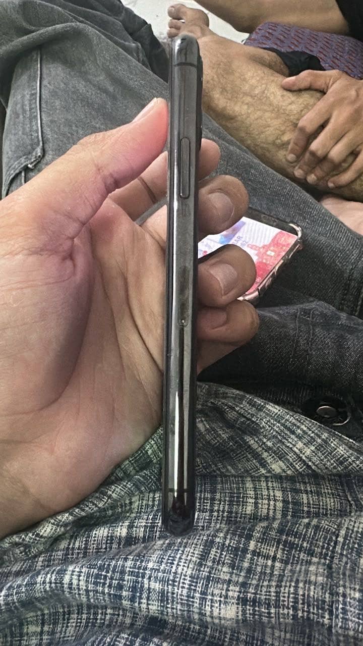 iPhone 11 Pro 4