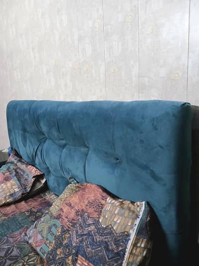 I m seling my bed with side tables
